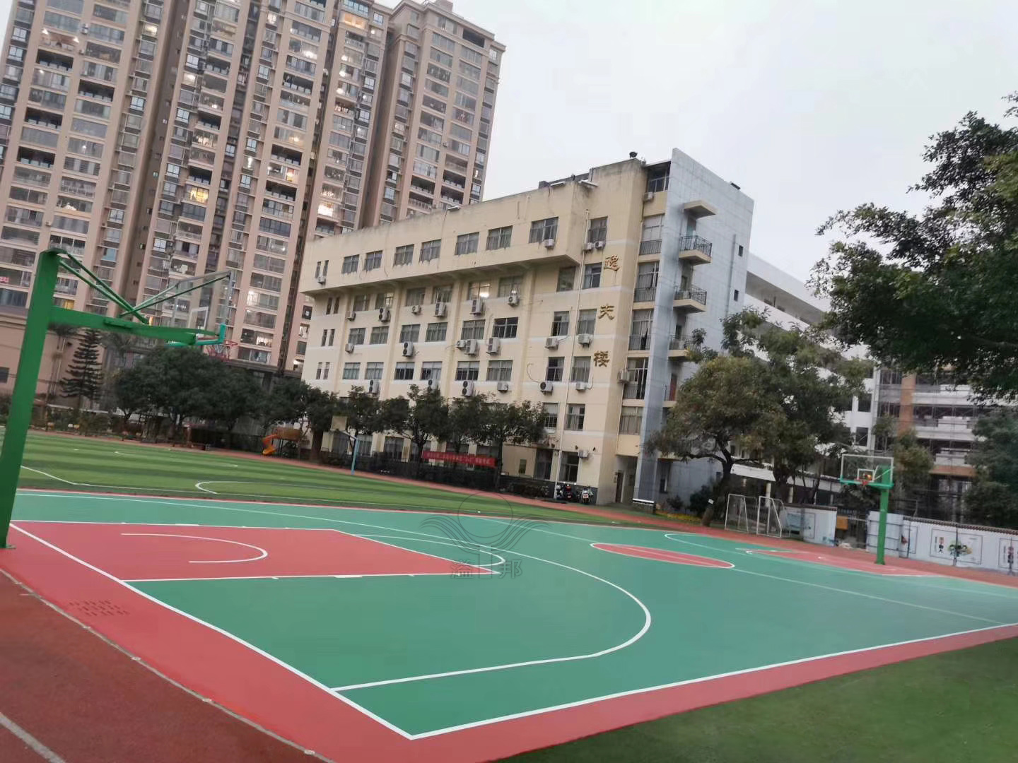 校園籃球場
