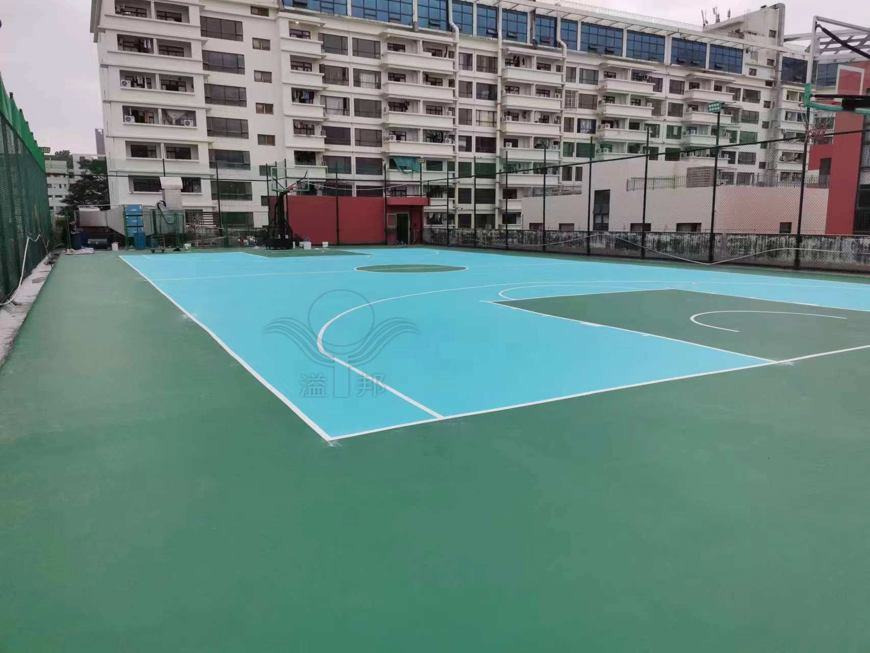 建一個(gè)籃球場(chǎng)需要多少錢？哪個(gè)籃球場(chǎng)建設(shè)廠家最劃算？